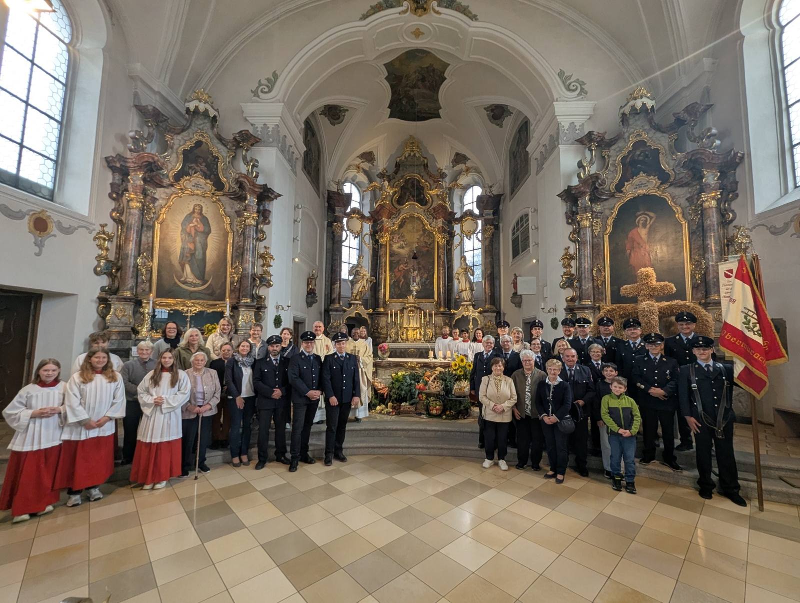 Gruppenbild vor dem Erntedankaltar